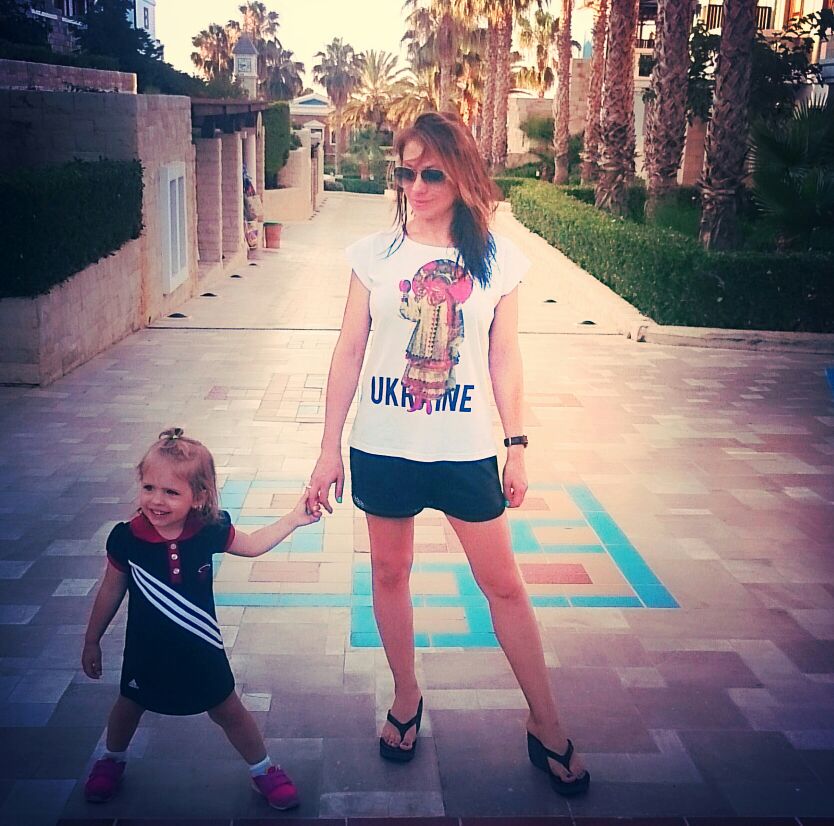 Анатолий Анатолич с женой и дочками